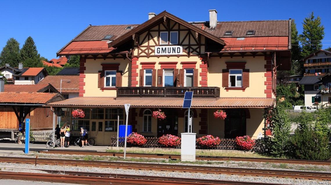 Außenansicht Bahnhofsgelände und Gleise