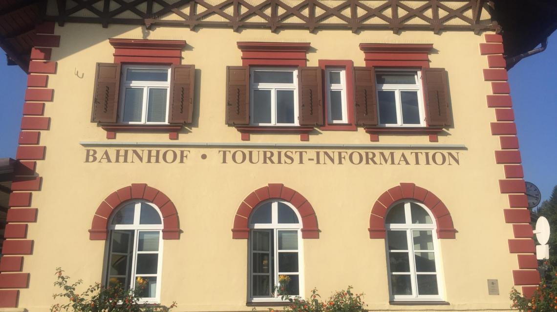 Außenansicht Tourist Information in Gmund am Bahnhof