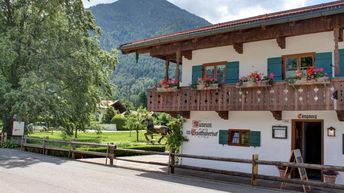 Außenansicht Museum im Gsothaber Hof und Cafe Gäuwagerl