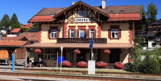 Außenansicht Bahnhofsgelände und Gleise