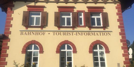 Außenansicht Tourist Information in Gmund am Bahnhof