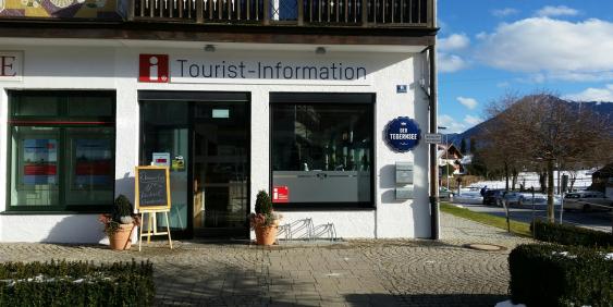 Außenansicht und Eingangsbereicht Tourist-Info Bad Wiessee