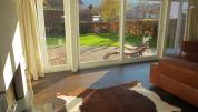 Wohnzimmer mit Ausblick auf Terrasse